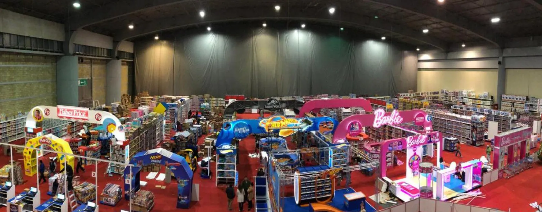 Vista panorámica de una edición anterior de la expo en Santa Fe, CDMX, con stands de Fisher-Price, Hot Wheels, Barbie y Nerf